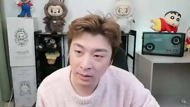 真实电竞：LPL最不作为的一件事，就是任凭RNG把uzi合同卡退役 “真实电竞”发布视频，谈到转会期Uzi的复出流言，并吐槽LPL：LPL最不作为的一件事，就是任凭RNG把uzi合同卡退役，他S9啥状态？夺冠就不需要Uzi了，黑暗年代才需要？ ​​​ ​​​