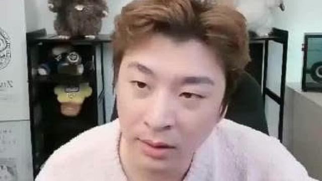 真实电竞谈到转会期Uzi的复出流言，为啥任凭RNG把Uzi合同卡退役，他S9啥状态？夺冠就不需要Uzi了，黑暗年代才需要？ ​​​