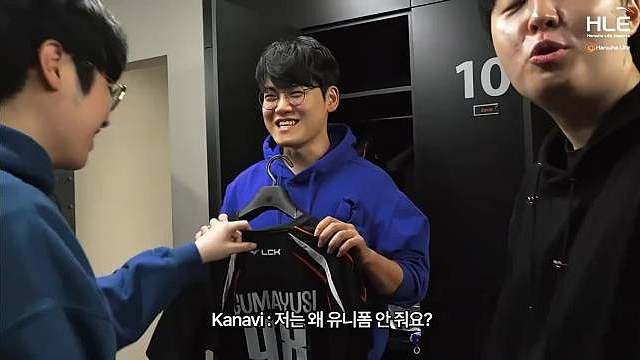 Kanavi：为什么不给我队服呢……？ 工作人员：我也不知道…… Zeus：哥你队服数字选了几号？ Kanavi：我是1号。本来我想选23号的，后来选了1号。 Zeus：为什么是23？ Kanavi：迈克尔·乔丹和詹姆斯…… 工作人员：Kanavi选手选了1号的原因？ Kanavi：因为旺乎哥是11号，所以去掉一个1之后就是1号。