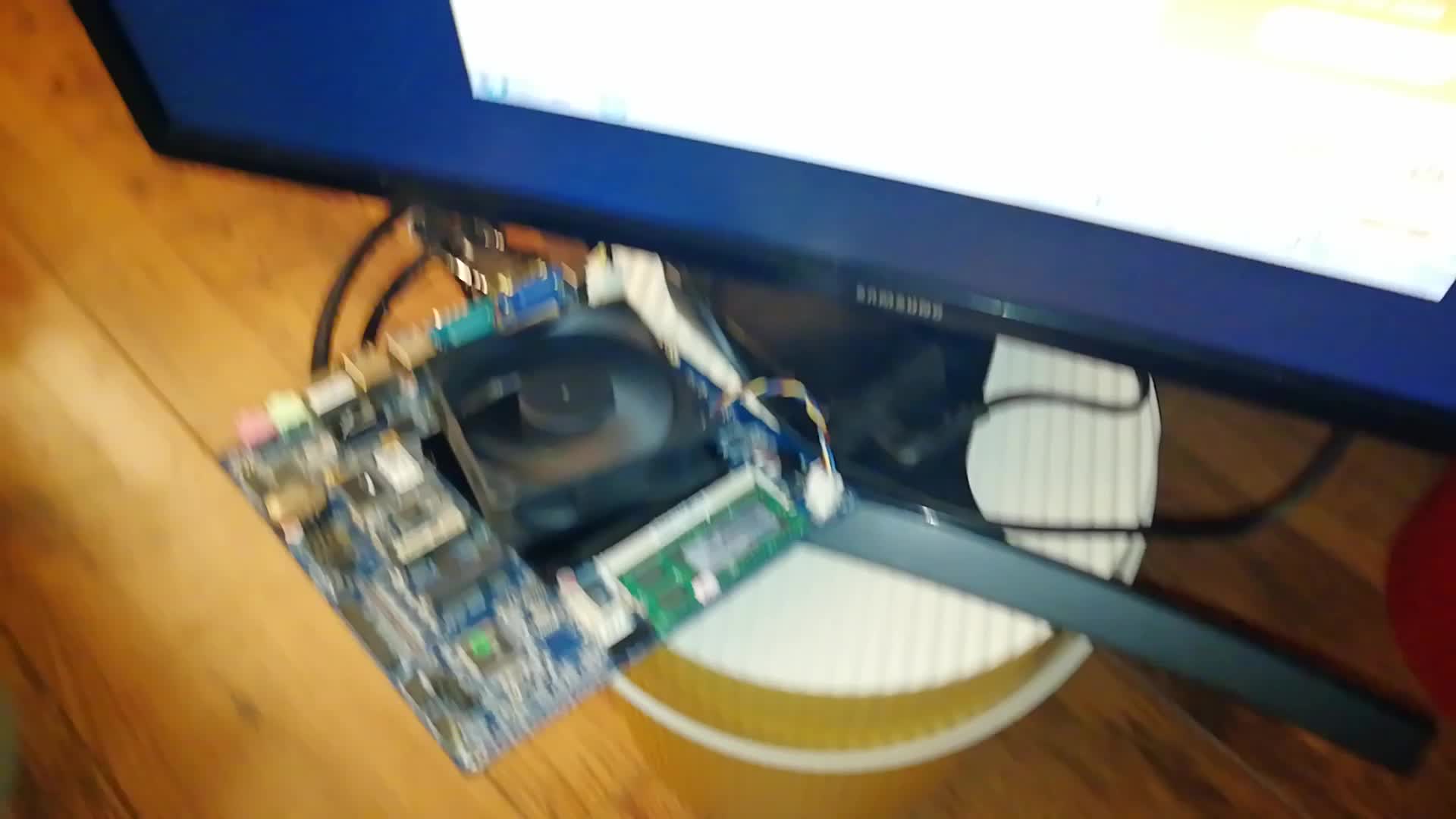 J1800主板上机点亮测试（麒麟659手机1080P录像清晰度测试）