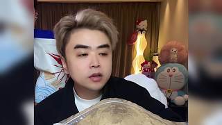 看比賽收費(fèi)嫌人多是吧？朱開：如果以后實(shí)行收費(fèi)，拿了冠軍再收費(fèi) 我這么跟你說收費(fèi)這件事情，你們不用那么著急，收費(fèi)以前在LPL早就實(shí)行過了，LCK現(xiàn)在收費(fèi)都是玩剩下的東西了，現(xiàn)在以前你們沒看過嗎那個(gè)第一視角收費(fèi)，第一視角收費(fèi)有多少兄弟付過的？多少錢看一場就是那個(gè)第一視角收費(fèi)，我還真買過這東西都已經(jīng)嚼爛了，然后我跟你說后面為什么沒實(shí)行下來，因?yàn)闆]什么收益收益不大，以前在某平臺上面是有選手第一視角然后收費(fèi)