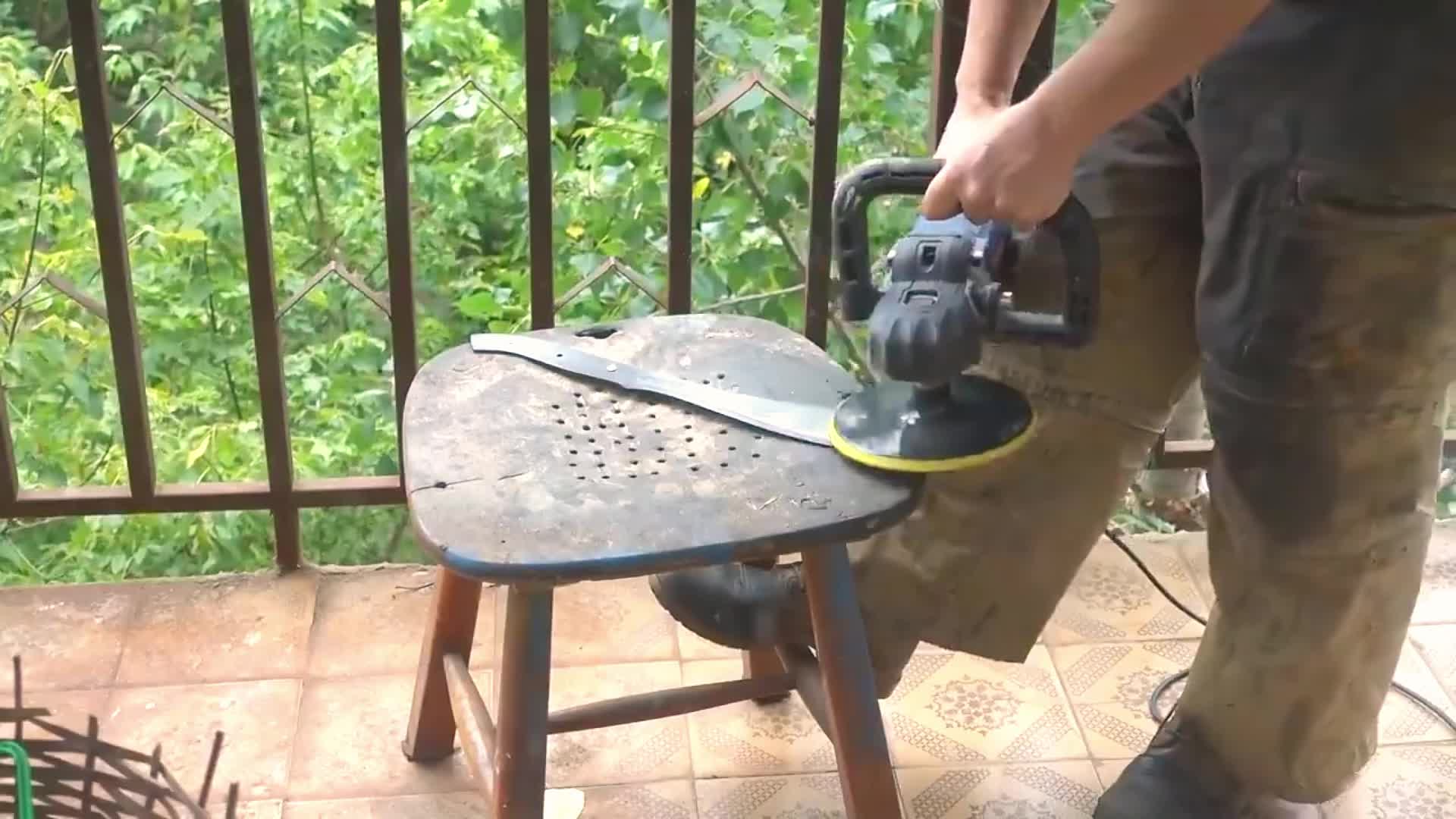 跟着大师亲手修复圆月弯刀是种什么体验？最后砍柴烤肉的那一刻，所有辛苦都值了