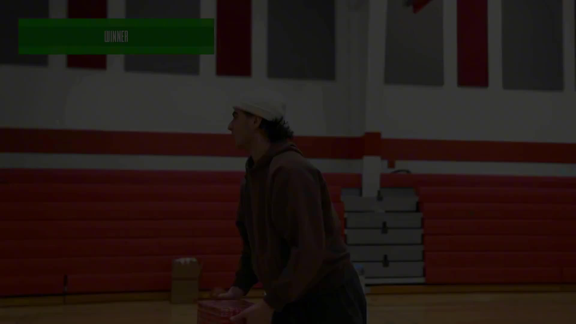 海外网红球员TJASS设投篮挑战，进球即赠神秘圣诞礼。