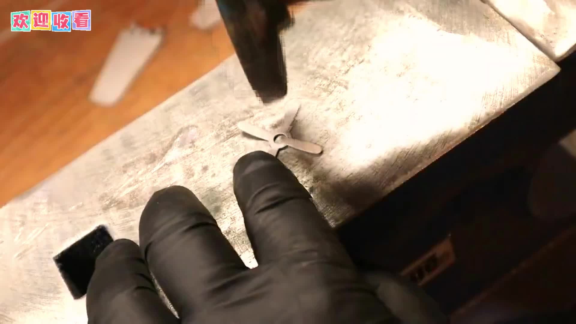 你敢信？这架炫酷复古飞机，几分钟前还是一碰就碎的废铁