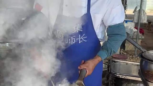 花一百块钱请朋友吃饭，炒六个硬菜