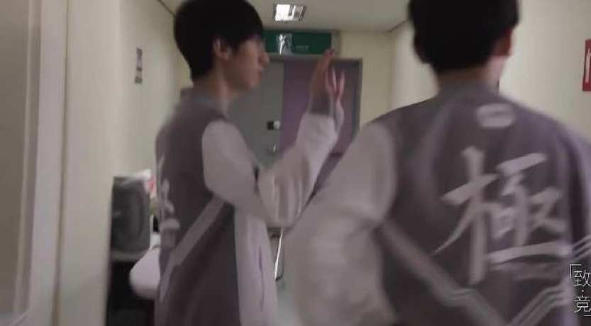 LPL全明星周末要來咯！剛剛聯(lián)盟公布了具體名單，iG仁川三叉戟TheShy、Rookie、JackeyLove全部入選正賽，其中阿水JackeyLove和TheShy擔(dān)任隊長，后者已經(jīng)憑借超高得票數(shù)提前鎖定2025LPL年度最受歡迎選手榮譽。 TEAM THESHY：TheShy、Jiejie、Rookie、GALA、Crisp； TEAM JACKEYLOVE：Flandre、Tarzan、Xi