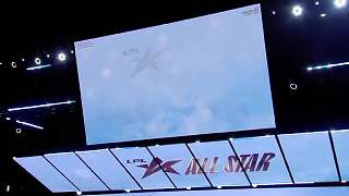 就在今晚，走完LPL全明星紅毯的TheShy姜承録六奪LPL年度最受歡迎獎，這六年分別是2018年、2019年、2020年、2022年、2023年、2025年，除了2021年度最受歡迎選手由我個人認(rèn)為的S11全球總決賽FMVP趙禮杰斬獲，其余幾年只要TheShy打比賽就能獲封票王，超高人氣展露無遺。 目前TheShy尚未落筆，如若第一賽段休息，也祝TheShy能早日重返賽場，加油加油！