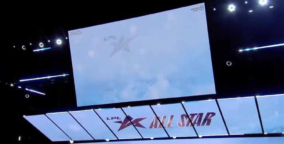 就在今晚，走完LPL全明星紅毯的TheShy姜承録六奪LPL年度最受歡迎獎，這六年分別是2018年、2019年、2020年、2022年、2023年、2025年，除了2021年度最受歡迎選手由我個人認(rèn)為的S11全球總決賽FMVP趙禮杰斬獲，其余幾年只要TheShy打比賽就能獲封票王，超高人氣展露無遺。 目前TheShy尚未落筆，如若第一賽段休息，也祝TheShy能早日重返賽場，加油加油！