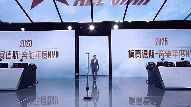 实至名归！恭喜Tarzan荣膺2025LPL年度MVP Tarzan这种实力不去报团可惜了，自打来了lpl从来就不挑队友，不管队友怎么样，基本都能打出世界赛门票，除了武器跳龙坑那次 ​​​