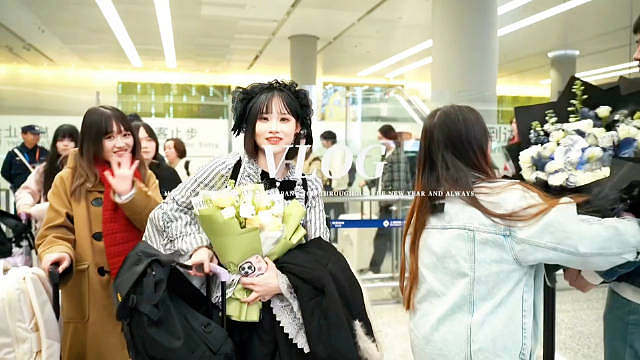 今年挑杯真的超级期待啊！等了这么多年，终于有女子战队来了——TE溯，五个女生加教练Jerry，组了个“破壁小队”，要正面对上AG、狼队这些顶级男队了！ 说实话，女子电竞这条路太难走了。听说过有姑娘自费组队、辞职追梦，就为等一个机会。现在她们真的站上挑杯了，还有专属的“挑战者祝福”：可以ban掉对面两个英雄不让用，还能重复选自己的绝活！这buff加得，真的希望能帮她们走远一点。 虽然实力差距还是有一