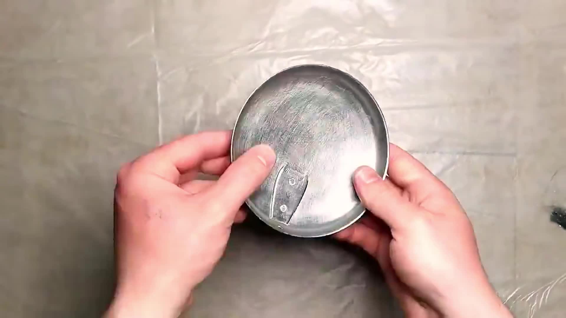 挑战最强陈年老垢！看修复大师如何用"泡泡浴"和砂纸，让古董电扇开口说话