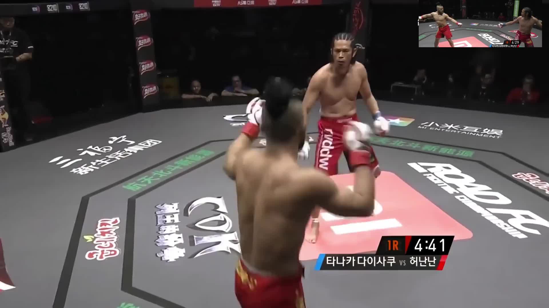 日本拳手恶意扭屁股挑衅中国拳手，惨遭贺楠楠重拳砸击KO，真解气