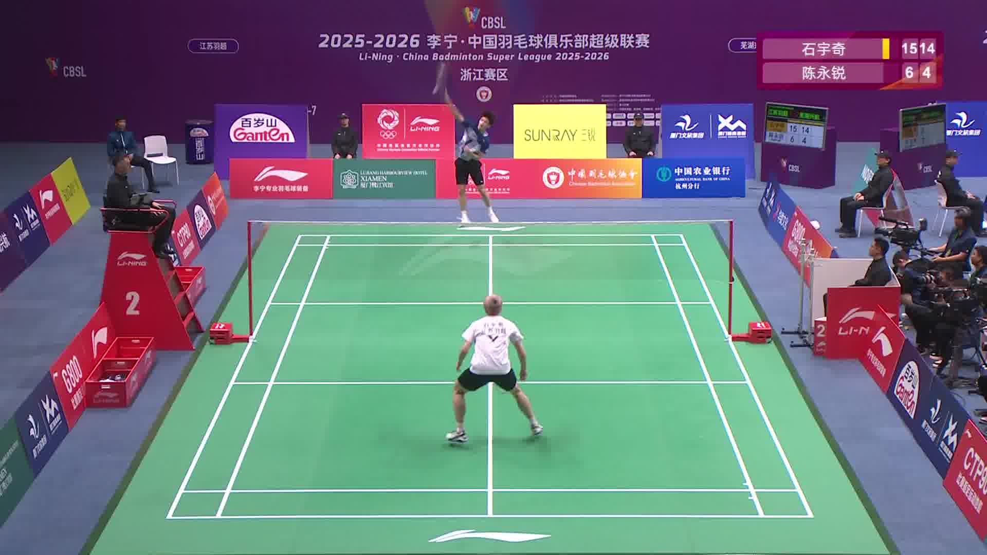 石宇奇轻松写意2-0战胜对手