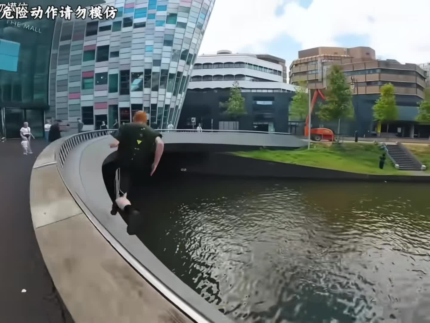 挑战穿越月牙弧形弯道