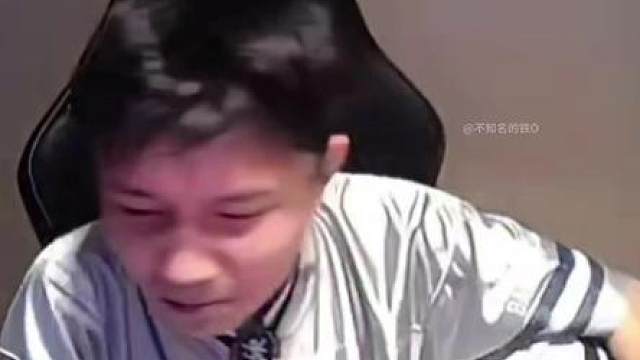 “绿龙对战液体火车图 神人弹幕 火车站连安检都没有吗？”