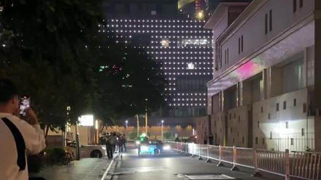 小小酷哥带着布加迪chiron抵达广州，真是大饱眼福！