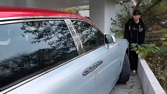 劳斯莱斯的保险杠差点都被干下来，这要损失多少？