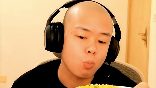 一个爱吃蛋炒饭的小男孩