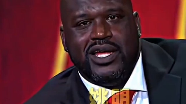 黑西装帅哥，自信发言！#篮球