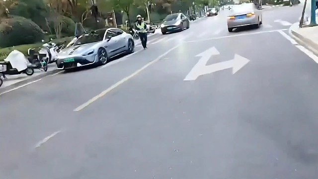 遭遇交警抄牌，争分夺秒省下150#小小小酷哥