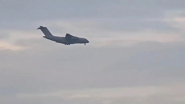 杭州惊现一架低空飞行的运20，太帅了#小小小酷哥