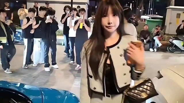 小姐姐坐布加迪被人山人海的街拍怼到社恐#小小小酷哥