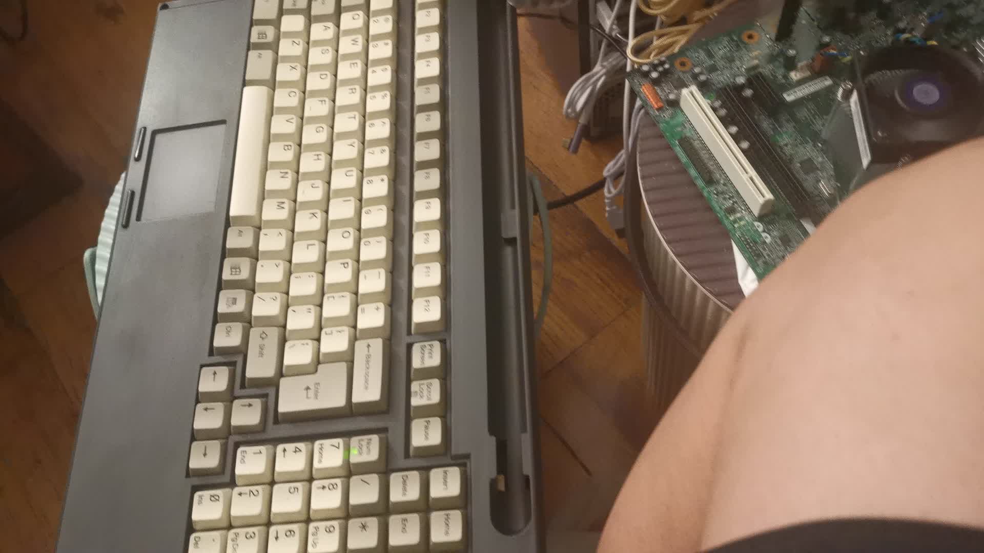 5块钱的SYN K888 VERIO WIN98 PS2触控板二合一键盘