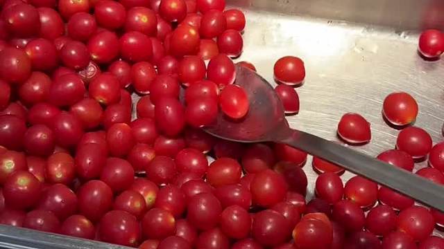 中国“食堂”大学，嘎嘎好吃的自助晚饭长啥样？（草料哥在北京篇）  ​