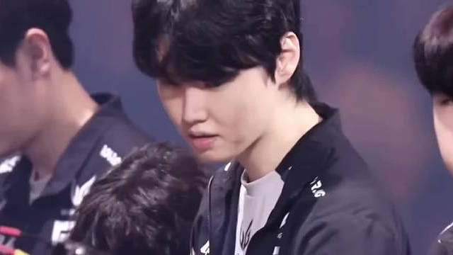 原来和GEN众将参加Helper教练婚礼，是大超Chovy最后的长发时刻吗这两天剃寸头了，之前和尺帝Ruler一起去了兵务厅，我去问了下，他们要和Kanavi一样参加社区服务（亚运冠军），需要4周基础军训，所以就打不了KeSPA杯。 你别说寸头的Chovy看着挺帅的