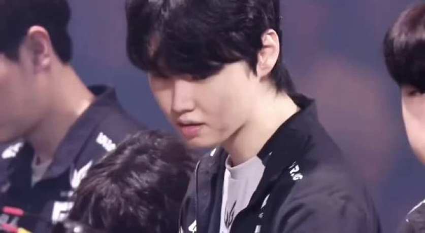 原來(lái)和GEN眾將參加Helper教練婚禮，是大超Chovy最后的長(zhǎng)發(fā)時(shí)刻嗎這兩天剃寸頭了，之前和尺帝Ruler一起去了兵務(wù)廳，我去問(wèn)了下，他們要和Kanavi一樣參加社區(qū)服務(wù)（亞運(yùn)冠軍），需要4周基礎(chǔ)軍訓(xùn)，所以就打不了KeSPA杯。 你別說(shuō)寸頭的Chovy看著挺帥的