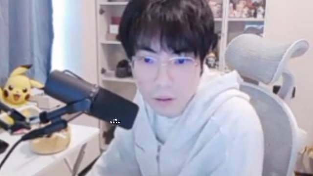 Gemini：DYG跟WE，我觉得我赛前是看好的DYG啊，毕竟DYG买人了，向鱼这名选手最大的优点就是稳定性 Gemini：别说了啊，我现在不是首发了，我被他们搞了，说今天的比赛我可能没有办法上场了，他说如果32进16都需要我上场，那他们就没有打下去的必要了，我说也是说的也对