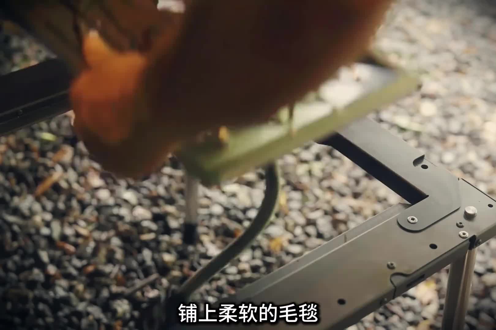 户外暴雨天露营，山中搭建帐篷，享受户外生活