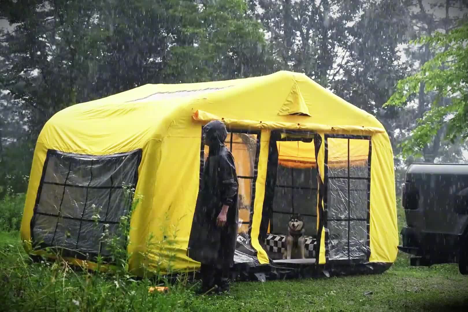 雨天驾车带狗子出门，丛林中搭建帐篷露营地，享受户外露营