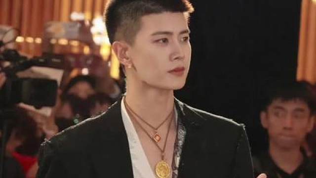 杀我别用寸头刀啊 要是有个为了我剃寸头的对象 吵架我都自己扇自己 京圈太子爷