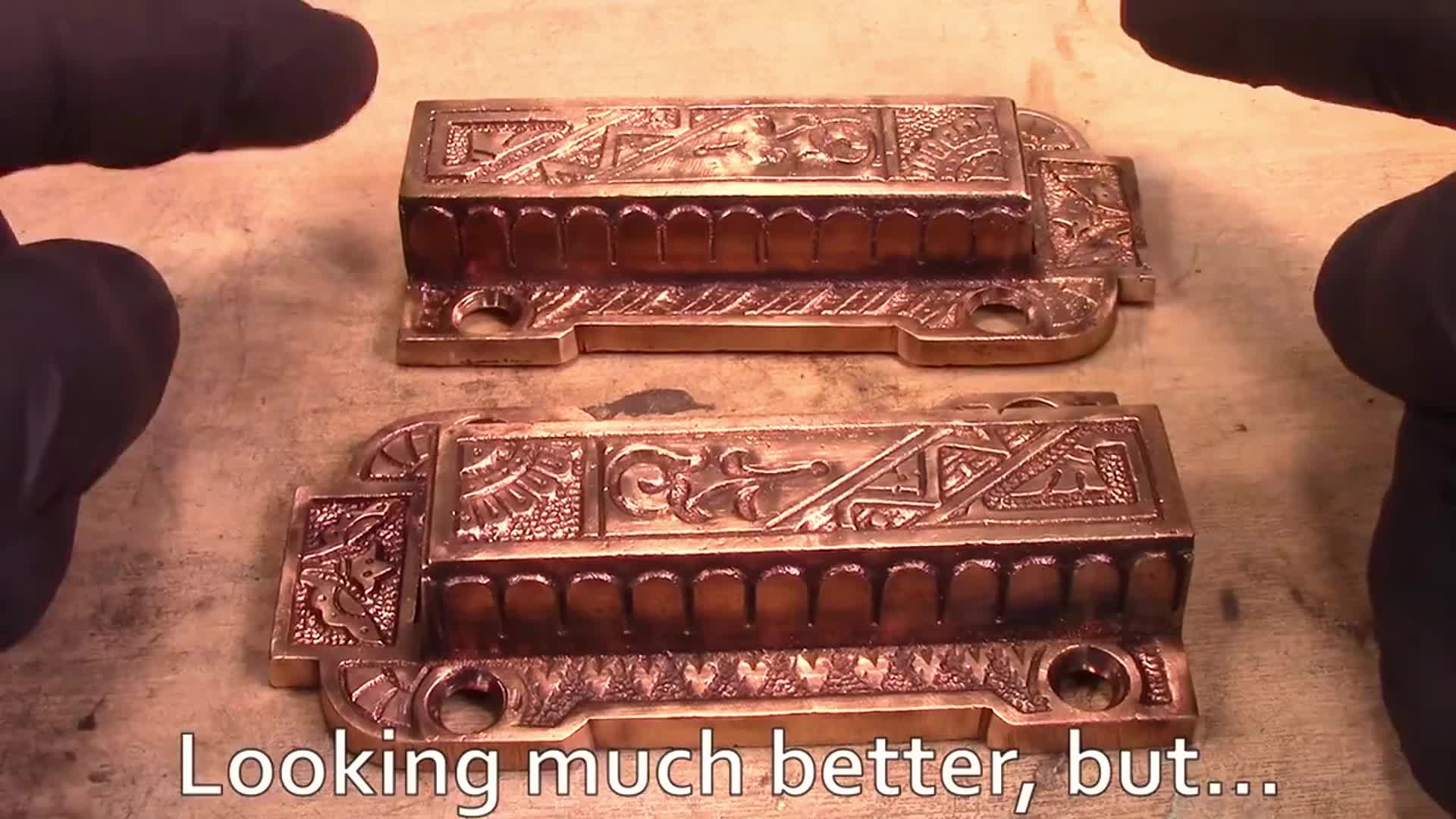 1905 年的青铜门闩锈成废铜，经古老 Japanning 工艺修复，黑金配色奢华到窒息