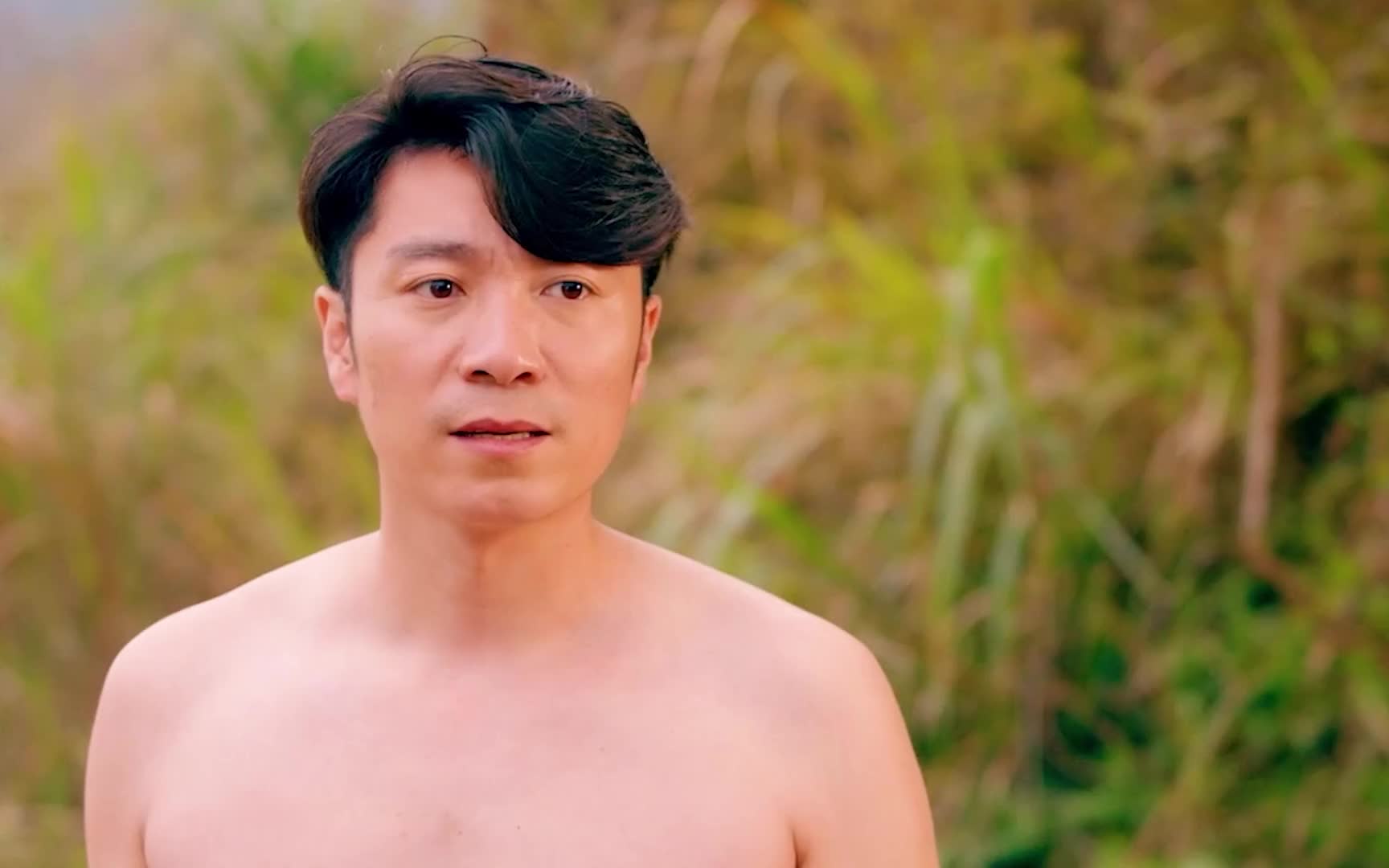 两名男子水中嬉戏遇前女友，衣衫竟被取走，太逗了！