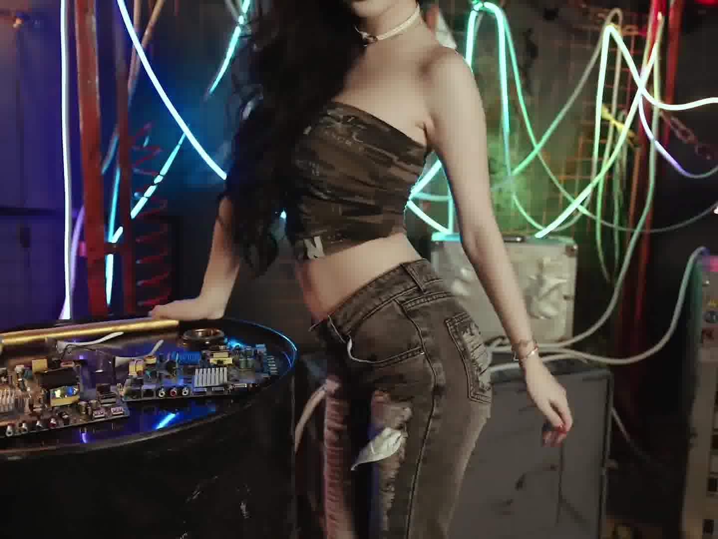 我是一个不称职的电焊工，电不到你的人，也焊不动你的心