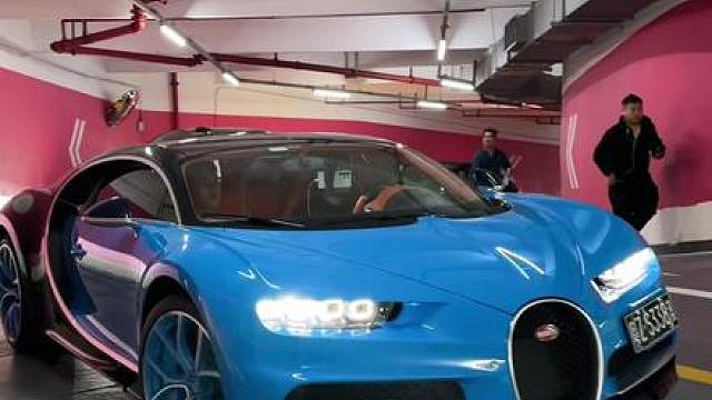 深圳平安金融偶遇小小酷开六千万布加迪赤龙过来吃饭，气场真的太强大，直接当代步车开了一点也不心疼！