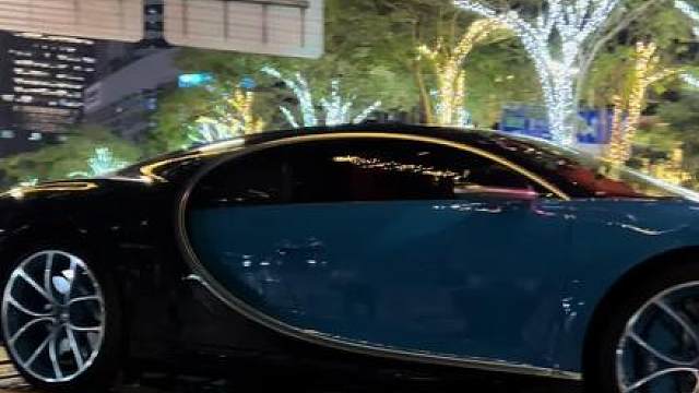 小小酷开蓝色布加迪赤龙来打卡深圳了，现场粉丝都拍照拍爽了！