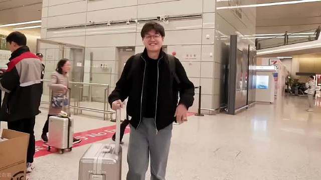 明年起飞！BLG经理接Xun透露：Daeny和我聊过了，明年会对你们五个生活和游戏要求更加严厉，要洗刷一下耻辱！ 掰掰手指算明年BLG几乎是lpl能拿出的最强的阵容了，从选手到教练都武装到牙齿，感觉有23年JDG那味了 BLG# ​​​