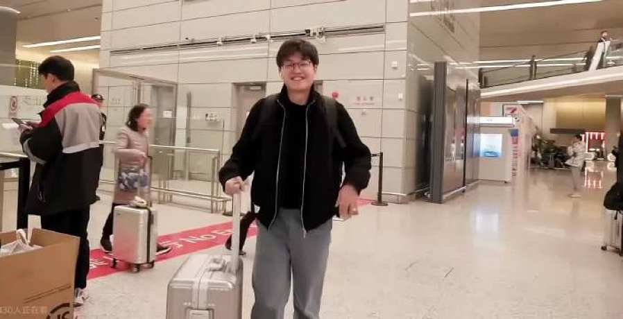 明年起飛！BLG經理接Xun透露：Daeny和我聊過了，明年會對你們五個生活和游戲要求更加嚴厲，要洗刷一下恥辱！ 掰掰手指算明年BLG幾乎是lpl能拿出的最強的陣容了，從選手到教練都武裝到牙齒，感覺有23年JDG那味了 BLG# ???