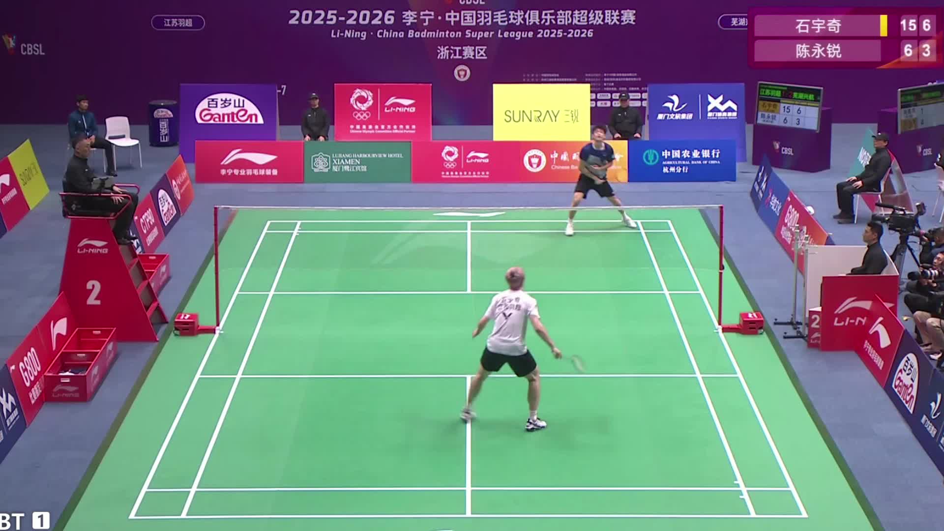 石宇奇凭出色的防守和反击能力，始终掌控着比赛节奏，以15-4再胜一局