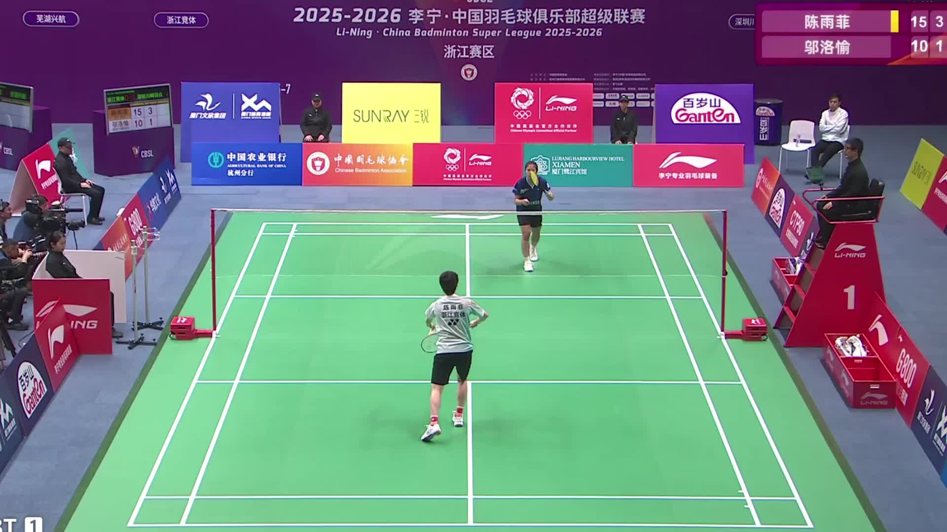 陈雨菲的发挥更加稳定，网前小球和后场进攻犀利，让邬洛愉难以招架