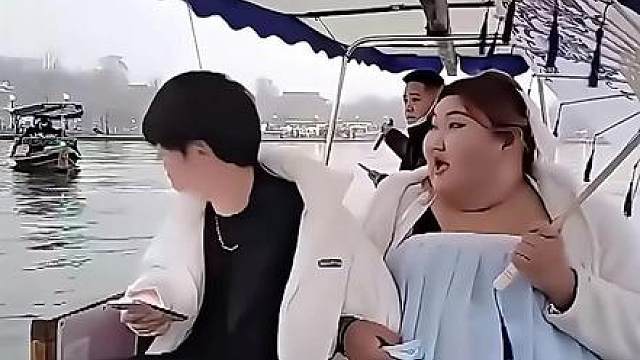 船夫:兄弟你快把他搂住了