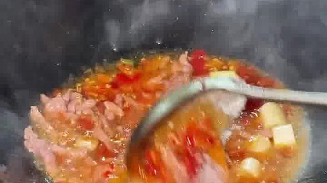 重庆街头的现炒鱼香肉丝面绝了！