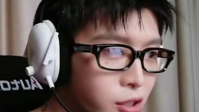 到底谁能在陈赫范丞丞直播间，保持苹果肌扁平啊！