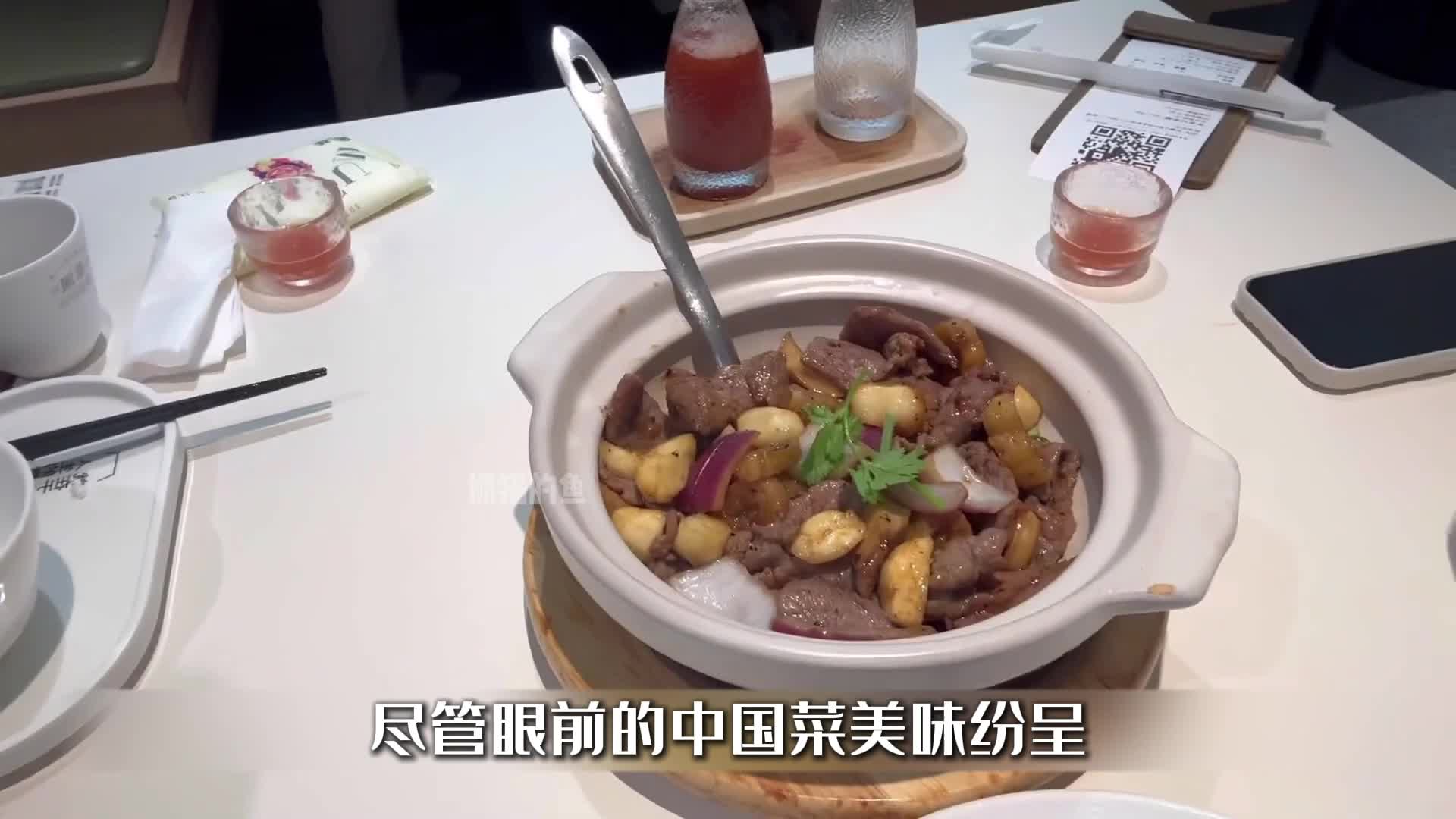 韩国女大学生和闺蜜游上海。