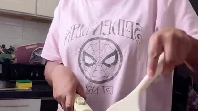 美国21岁黑人妈妈给三个孩子做晚餐  ​