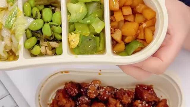 美女同事们午饭吃什么  ​