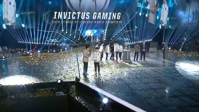 刚刚队长Rookie回应iG续约：也在iG继续打了，大家加油！ Rookie和iG的故事很长，是一段长达七年的陪伴与传奇，2014年他作为明星选手Kakao的“赠品”加入iG，在随后的队伍低谷期，宋义进独自扛起队伍，成为最可靠的“院长”。 所有的坚守在2018年收获硕果，他与TheShy、Duke、Ning、JackeyLove、Baolan并肩战斗，率领iG接连击败当时的LCK一号种子KT、爆冷